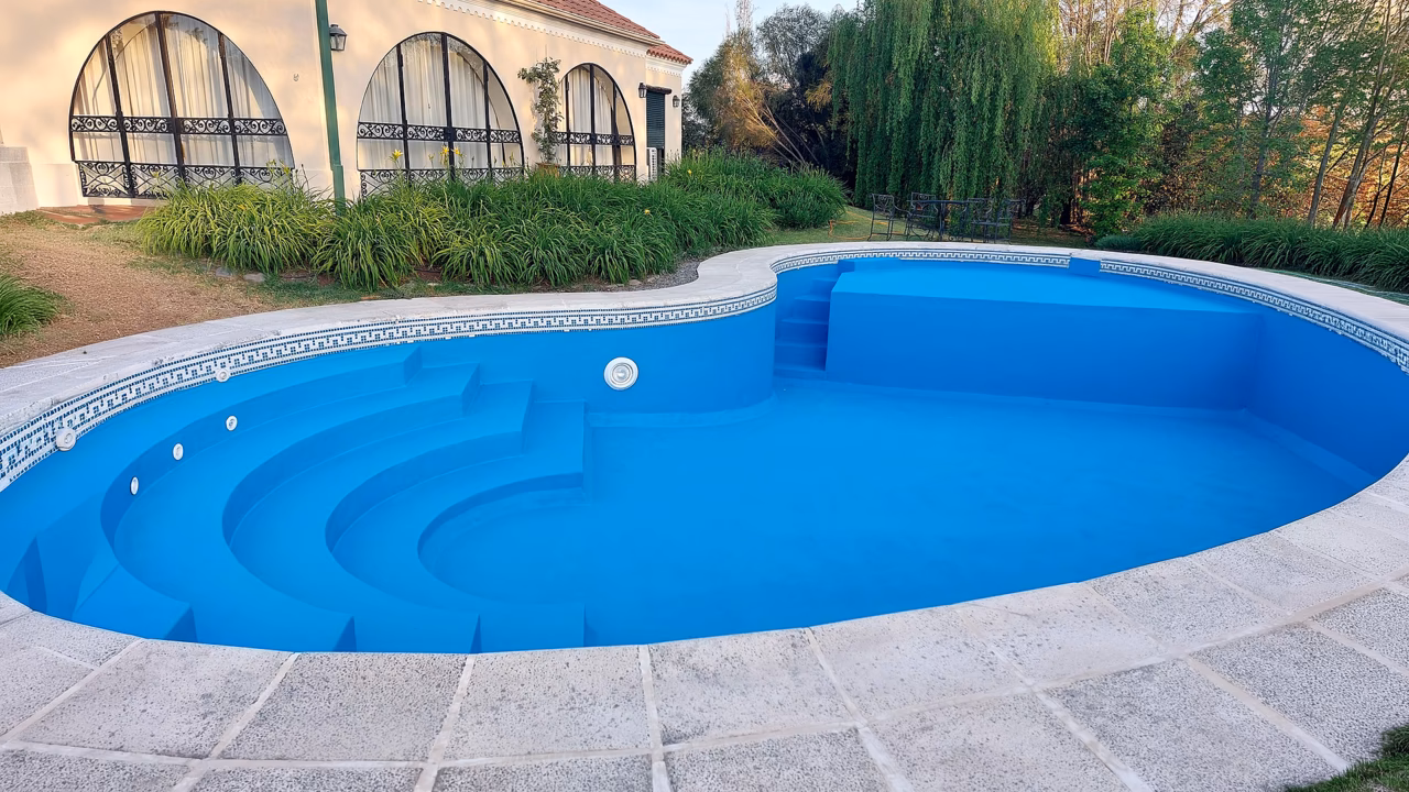 Cobertores para piscinas: tipos, beneficios y cuál elegir