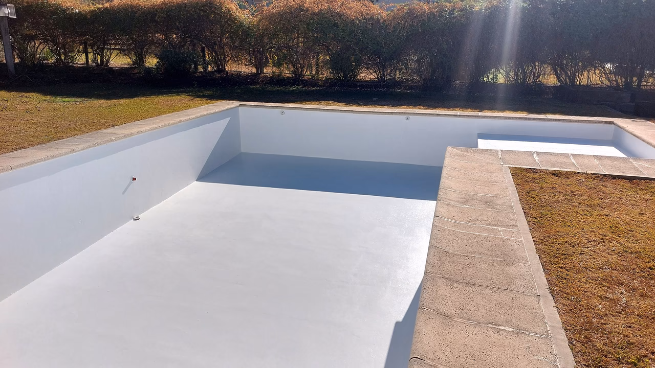 Impermeabilización de piscinas de hormigón: sistemas y puntos críticos