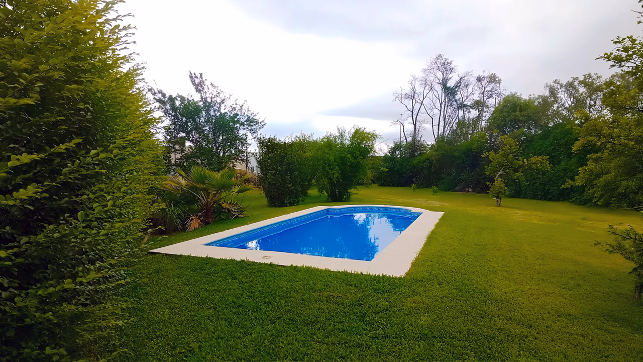 Fisuras en piscinas de hormigón: tipos, causas y cómo repararlas