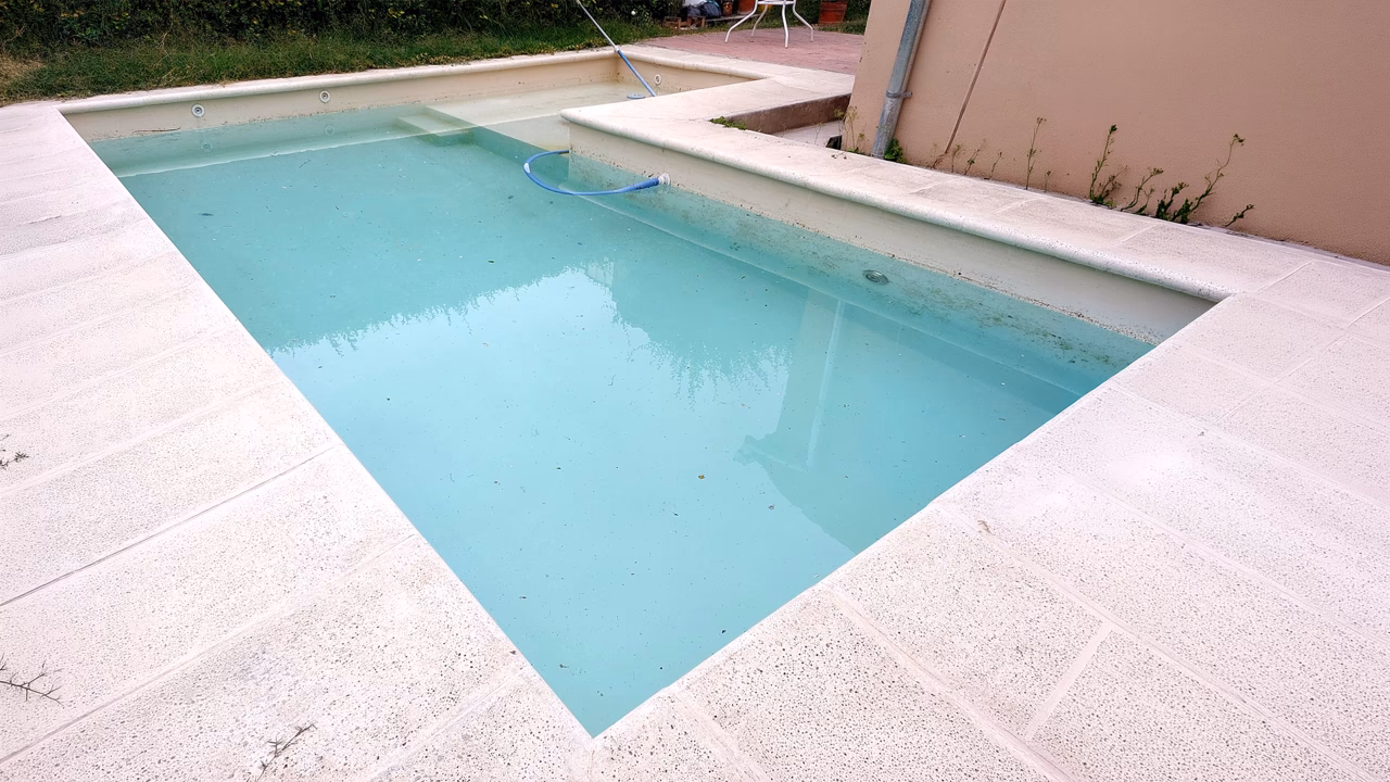 Piscina compacta en patio urbano de Zona Centro, Salta Capital